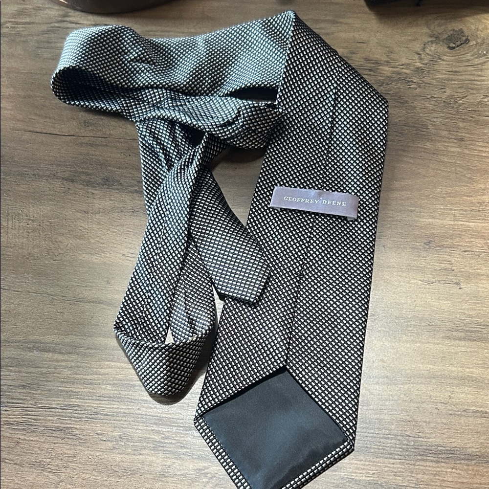 Geoffrey Beene Black and Gray Patterned Tie